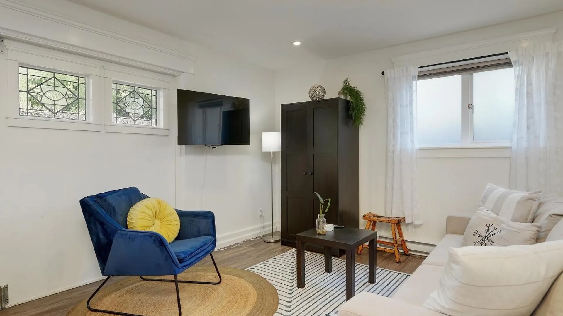 Fairfield Estate Coach House - 30 Day Stay By Victoria Prime 0*,  Canada